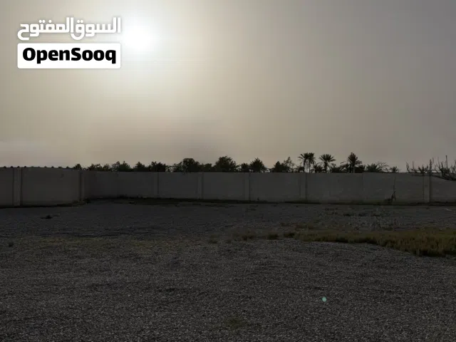 للإيجار أرض مسورة بالكامل مناسبة للتخزين وللمعدات الثقيلة والمقاولات.