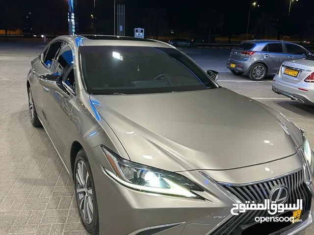 للبيع فقط لكزس Es350 خليجي موديل 2023 نظيفة جدا بدون حوادث