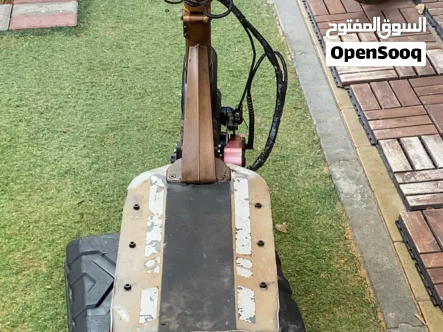 سكوتر كهربائي للأطفال و للكبار ، حاله جيده جداً مش ناقصه اي شي تعال شغله و روح اييك مع شاحنه