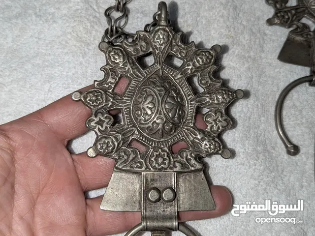 اكسسوار من الفضة يعود للقرن 19 بحالة جيدة جدا موروث عائلي نادر مخصص لجامعي التحف
