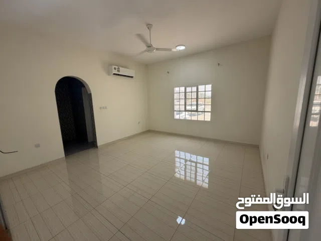 شقة فاخرة أرضية في المعبيلة قريب الشارع السريع وشارع 89 ( مرفق فيديو بالاعلان))