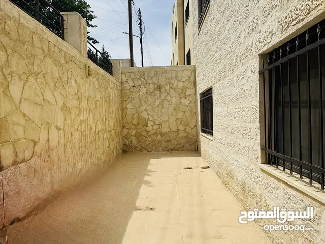 شقه شبه ارضيه مع ترس للبيع في صويلح خلف الجوازات