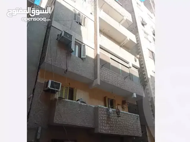 منزل للبيع ارضى و 5 ادوار مساحة 150 متر مباني قديمه مبني علي تلت الارض يوجد 3 شقق فاضيه ومحل وشقتين