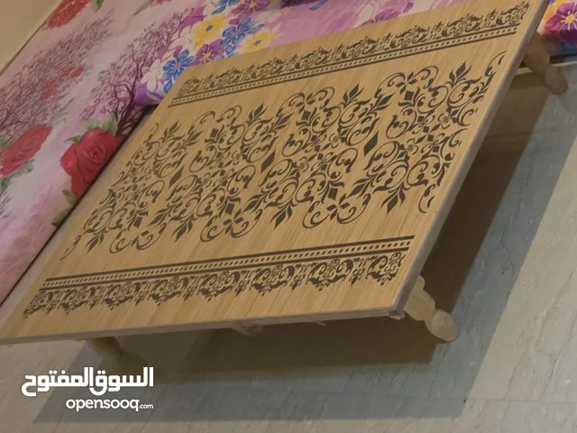 طاولة مجلس أرضي او طبلية خشب استعمال بسيط تسليم فوري مزخرفة وعليها جلاد نايلون