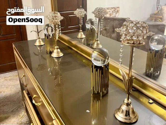 غرفة ضيوف وطاولة سفرة كاملة مع بيرو وطاولات وسط كلو عفش مصري