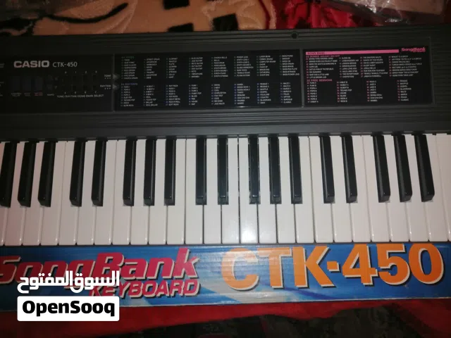 لوحة مفاتيح موسيقية (أورج) من طراز Casio CTK-450.
