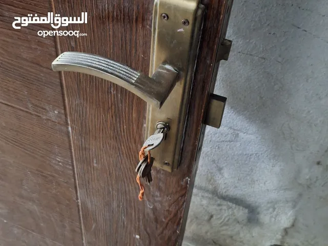 باب خشب متين محترم ثقيل  قياس  222  سم  في 70 سم