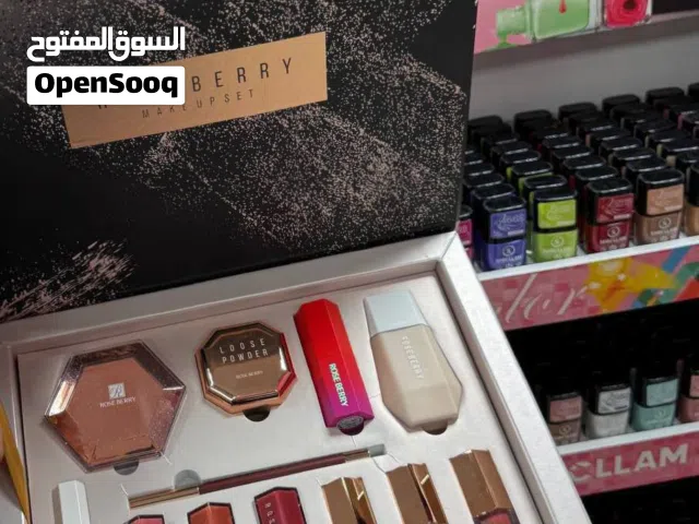 بوكس مكياج متكامل من روز بيري بديل فنتي بيوتي يحتوي على 12 قطعه من روز بيري بديل فنتي بيوتي