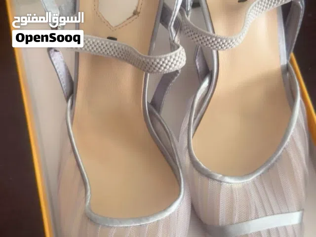 صندل فندي الأصلي مع الكفاله من نفس وكاله فندي من دبي