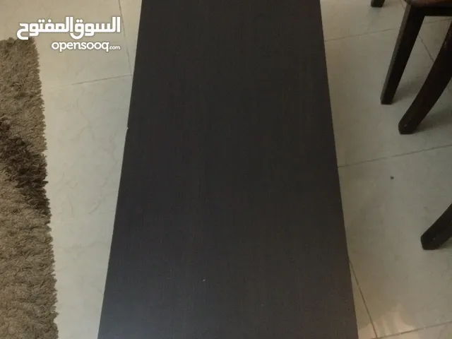 طاولة تلفاز عرضها متر و 20 سانتي نضيفه و ما فيها اي كسر صنع سعودي