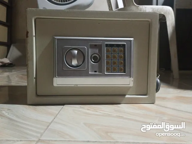 خزنة لتخزين الممتلكات الثمينة والأوراق العمل المهمة إلى اخرة