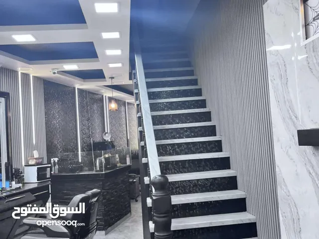 صالون رجالي فاخر للبيع موقع مميز على الشارع الرىيسي