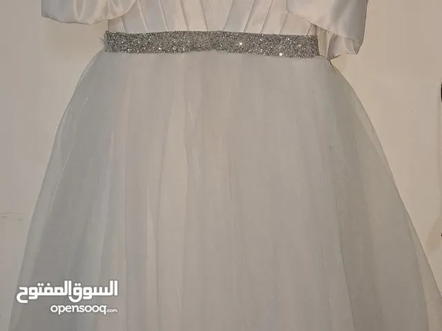 بدلة بيضاء فساتين بتلبس 8ل9سنوات للبيع بحالة ممتازة