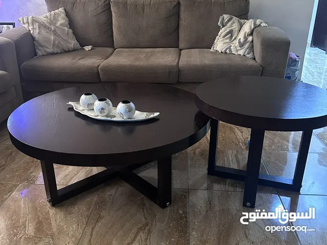 طاولات وسط بحالة ممتازة وحدة كبيرة و2 صغار للبيع