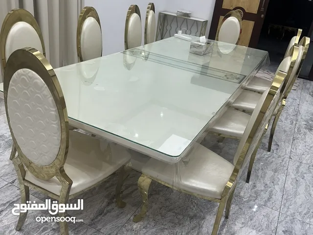 طاولة طعام مستعملة استعمال بسيط