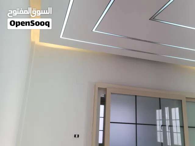 اسطي زواق سوداني داخلي وخارجي وعوازل سقف واستوك 3 يد  وحسب الحوش ممكن يستحق 4 يد وتستلم علي النظاف