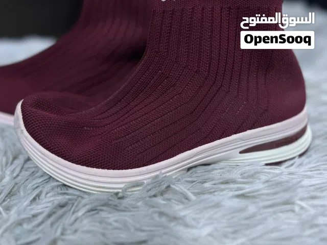 سكچر لون احمر