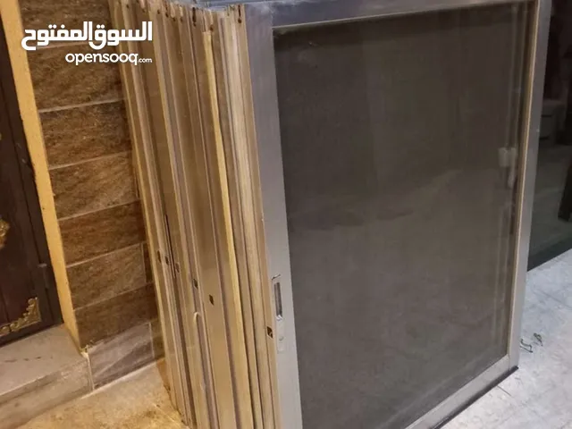 شبابيك المنيوم لون سلفر زجاج عسلي عدد 8 مترين في متر وربع