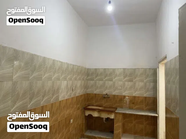 شقه الايجار شارع طرابلس 3 غرف وحمام ومطبخ وزوز بلكونات