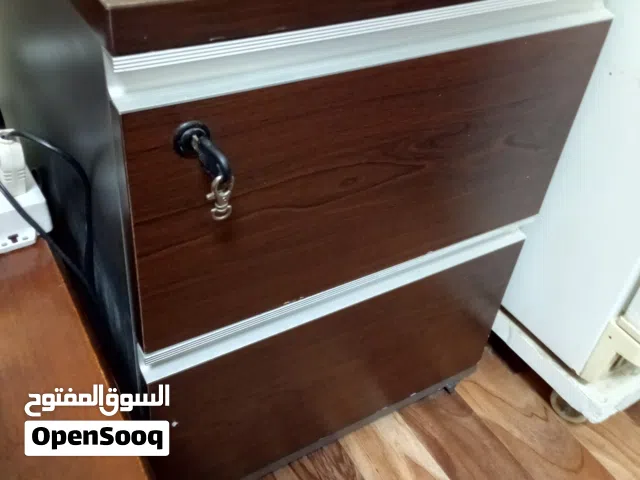 كومدين بحاله ممتازه جدا للبيع بسعر مغري جدا خشب لاتيه جررارين مع قفل مفتاح