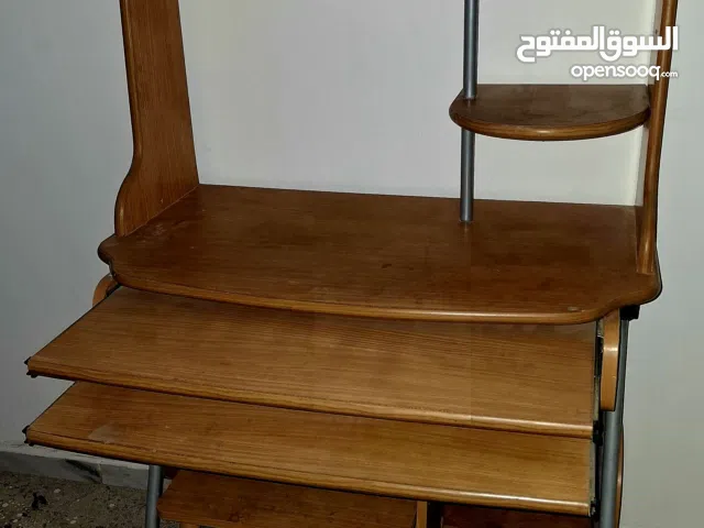 طاولة كمبيوتر مستعملة بحالة ممتازة