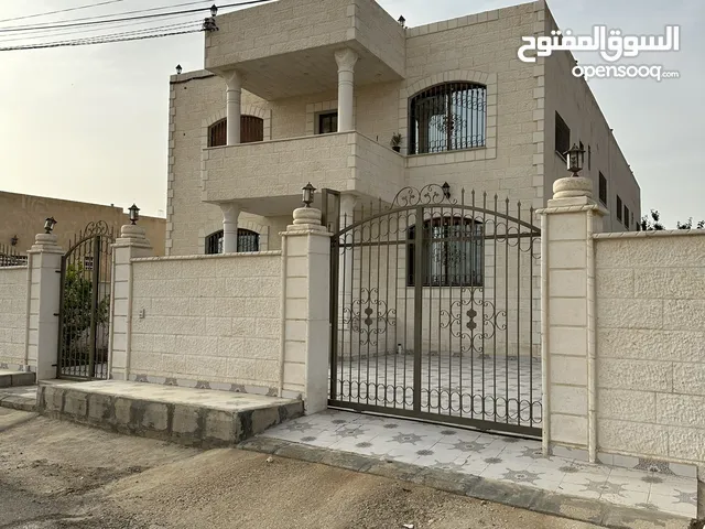 شقه ارضيه مع حديقه وكراج في ضاحيه الملك عبد الله / المفرق مقابل مستشفى النسائيه والأطفال .