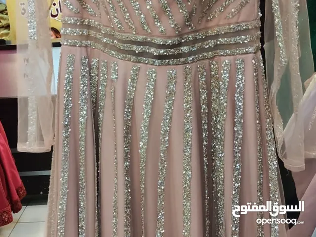 فستان سهرة بحالة ممتازة بلبس وزن 60