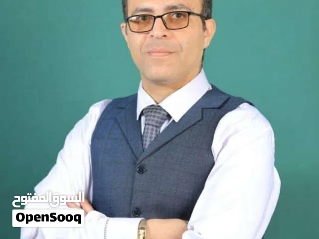 الدكتور محمد هيكل معلم اللغة العربية للصفوف الخامس للصف الثاني عشر