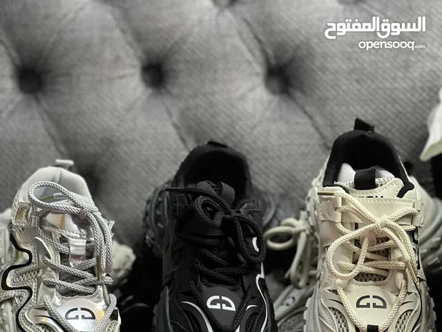 Girls Athletic Shoes in Baghdad