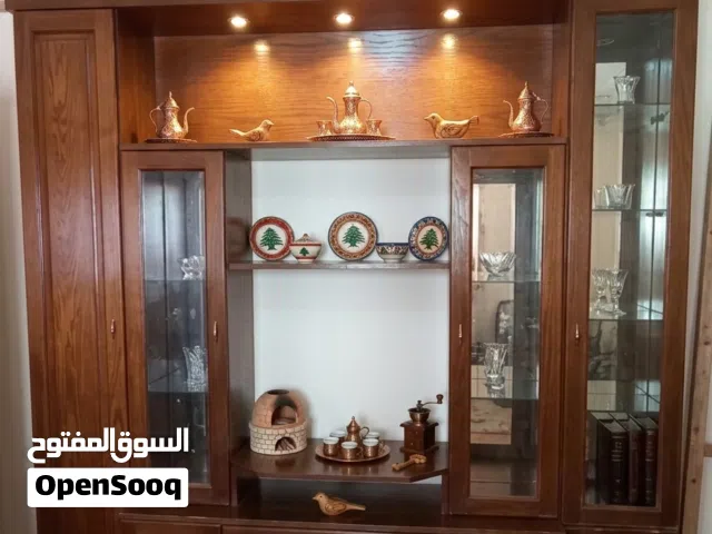 للبيع خزانة فضيات وتلفاز خشب بلوط بحالة ممتازة