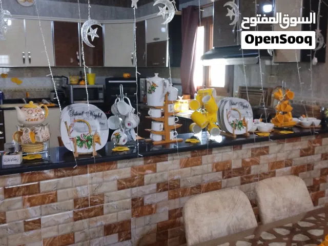 منزل مع ملحق مع مزرعة مشجرة