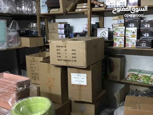 مستودع طابقين + شقتين للسكن+ برج اتصالات على السطع مؤجر مخيم الزرقاء قرب مدارس وكالة الغوث