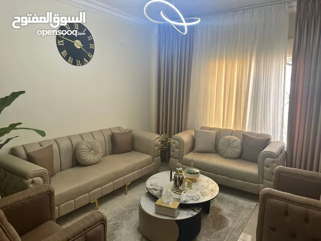 طقم كنب غرفة ضيوف شبه جديد استخدام عرسان للبيع بسعر جيد جداً