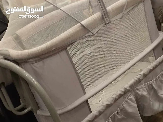 تخت كهربائي هزازللاطفال شبه جديد يصدر موسيقى ويربط بالبلوتوث ع التلفون لتشغيل القرآن ويوجد موقت للهز
