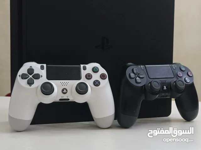 بلايستيشن 4 سلم (1 تيرا ) للبيع مع 4 دسكات وحساب في 3 العاب الجهاز نضيف شبه جديد