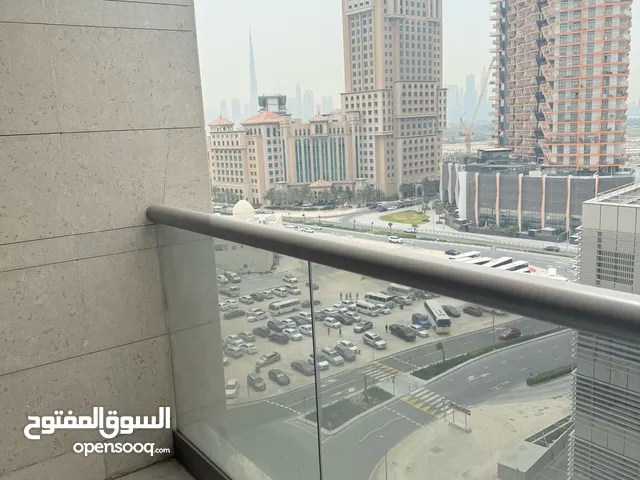 غرفه وصاله للإيجار في المنطقه. الأكثر طبعا في دبي بمطبخ مغلق ومساحه كبيره جدا