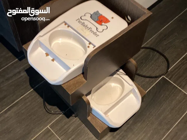 حاملة أكل وماء للحيوانات الأليفة