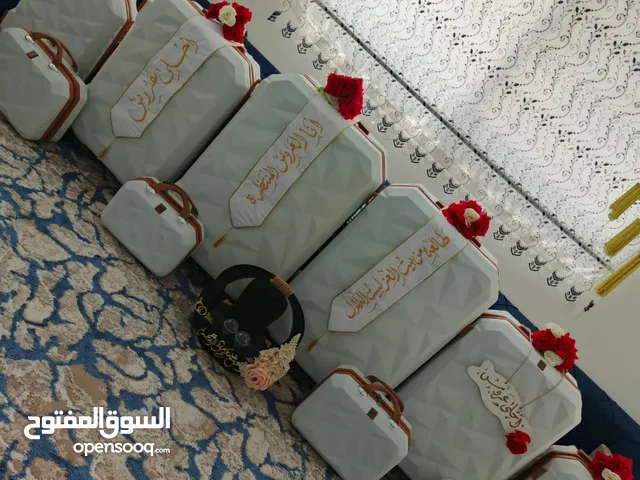 عمان والزرقاء الطقم ب 15 شامل التوصيل والترجيع ومعاه ستاند عطور وستاند ذهب