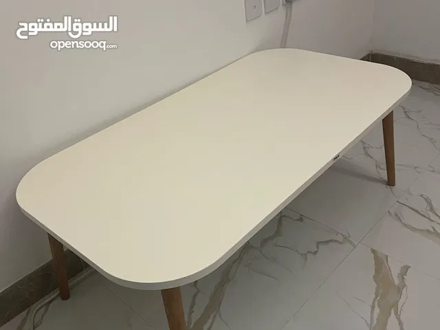 طاولة متوسطة الحجم