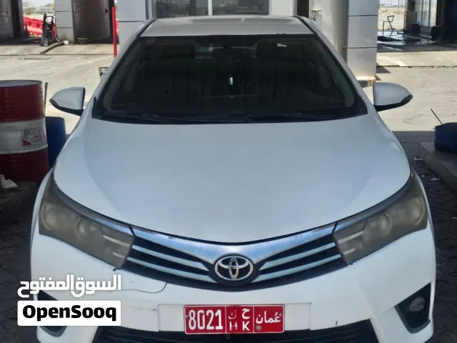 تويوتا كورولا 2015 XLE بيضاء مستعملة برخصة صالون سيدان مع أنوار نهارية وبلوتوث
