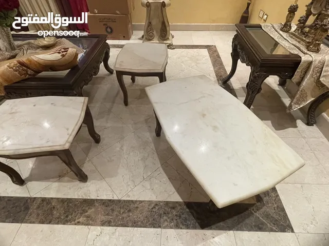 4 طاولات من الرخام التركي الأبيض الأصلي الخام و الثقيل طاولات جميلة جدًا و مناسبة 500 ریال فقط