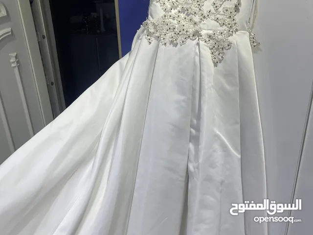 فستان ابيض للأعراس والمناسبات مستعمل مره واحده