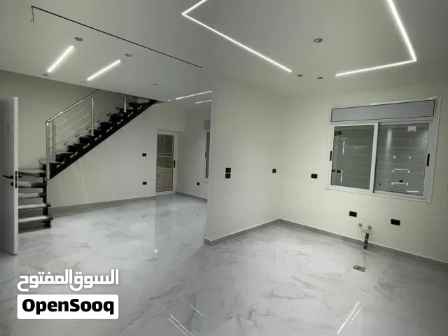 شقة طابق اخير مع روف للبيع بمساحة 200م اربد شارع البتراء خلف اربد مول جراند