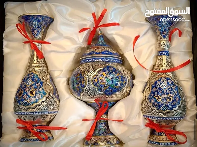 طقم فاخر: مزهریتين وصحن حلويات مطعّمين بالمينا والنقش اليدوي – فن إيراني أصيل
