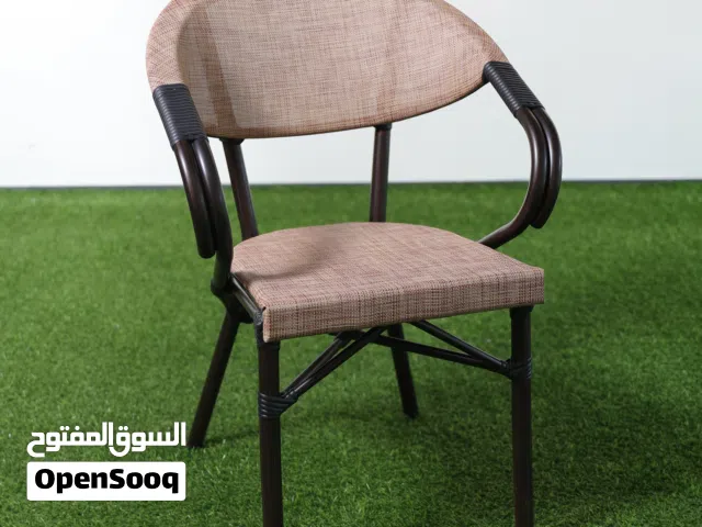 أطقم خارجيه (طاولة  الألمنيوم مع 4 كراسي قابله للترتيب فوق بعضها، افضل خيار للمطاعم والكافيهات )