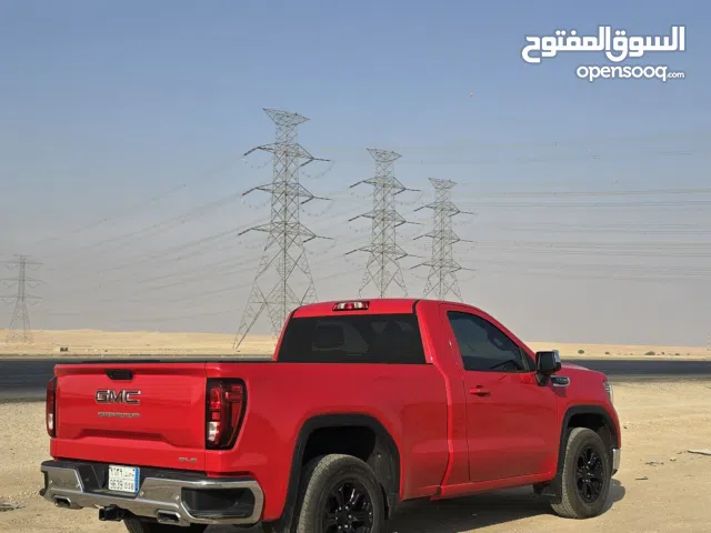 جمس ( GMC) سييرا ، موديل عام 2021، مستعملة، ممشي السيارة 22000 كيلو، لون أحمر.
