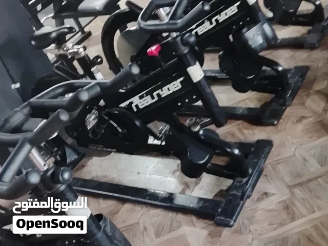 ثلاث بسكليتات زائد اربع اجهزه مشي للبيع للنوادي