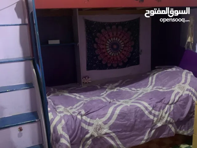 تحت ثلاث طوابق مع درج جوارير ودرجة خزانة مع خزانة