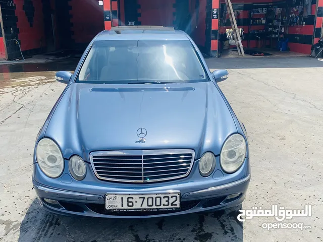 مرسيدس E200  2004  داخل المفرق