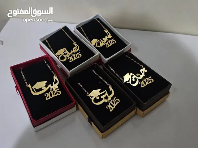 هدايا الاحلى الخرجات الفاخره سلسل وبروشات بلاسم والقبعه والتاريخ تخرج بلاسم مطلي بذهب او الفضه